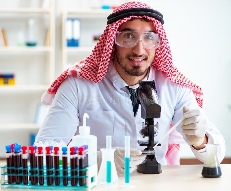 Chemik arabski pracujący w laboratorium obrazy stock
