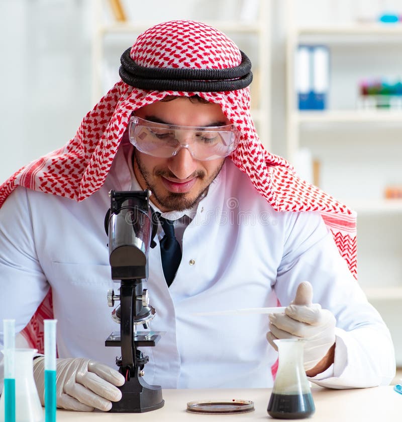 Chemik arabski pracujący w laboratorium obrazy stock