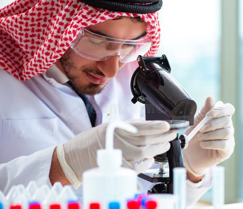 Chemik arabski pracujący w laboratorium zdjęcie stock