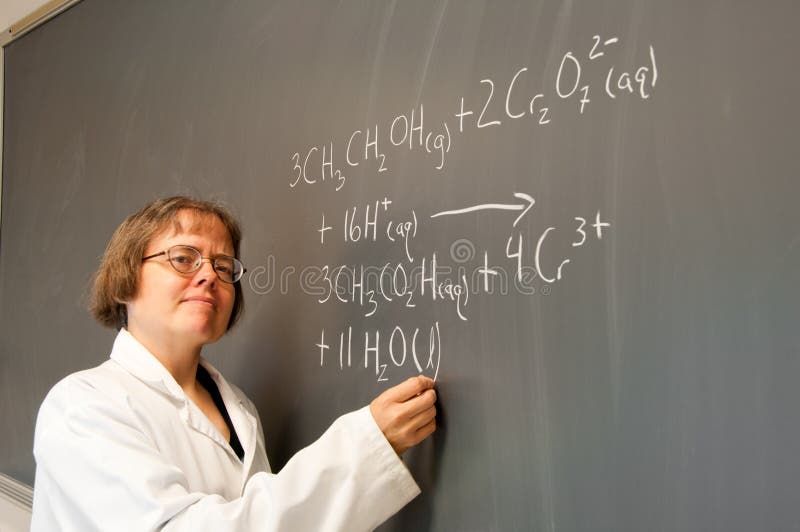 Chemik przy chalkboard obrazy royalty free Chemik przy chalkboard obrazy royalty free