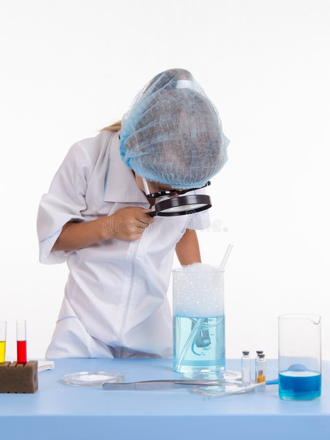 Chemiker betrachtet Seifenschaumflasche stockbilder Chemiker betrachtet Seifenschaumflasche stockbilder