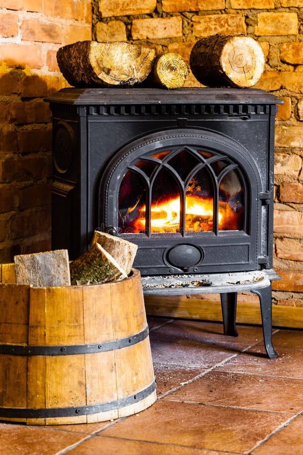 Cheminée Avec La Flamme Et Le Bois De Chauffage Du Feu Dans L'intérieur De  Baril Chauffage Image stock - Image du hiver, intérieur: 42690569