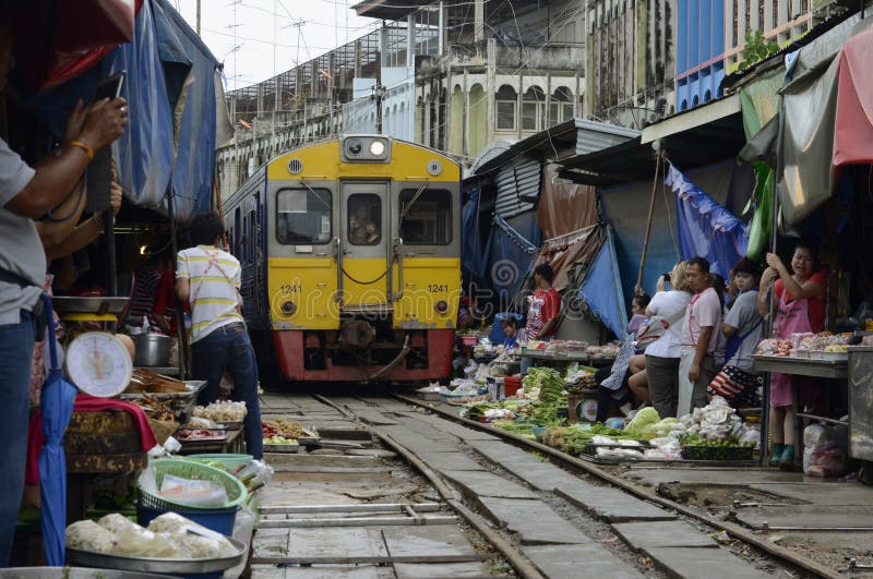 CHEMIN DE FER DE L'ASIE THAÏLANDE BANGKOK MAEKLONG photographie stock libre de droits CHEMIN DE FER DE L'ASIE THAÏLANDE BANGKOK MAEKLONG photographie stock libre de droits