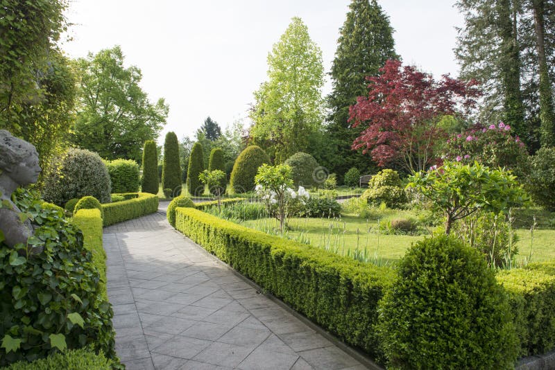 CHEMIN de jardin image libre de droits CHEMIN de jardin image libre de droits