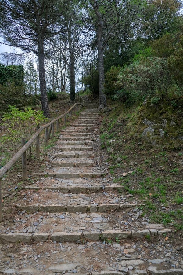 Chemin de randonnée menant à l'ancien monastère de montagne photos stock