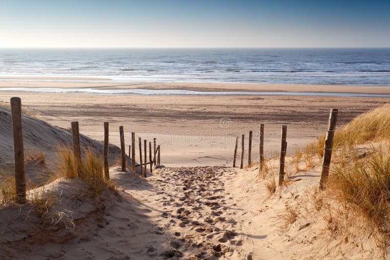 Chemin de sable vers la Mer du Nord au coucher du soleil photo stock Chemin de sable vers la Mer du Nord au coucher du soleil photo stock