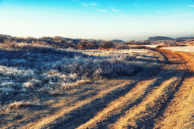 Chemin de terre d'hiver image stock Chemin de terre d'hiver image stock
