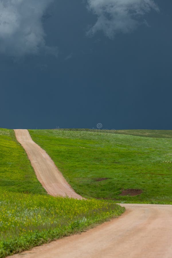 Chemin de terre en soleil avec la temp?te image libre de droits Chemin de terre en soleil avec la temp?te image libre de droits