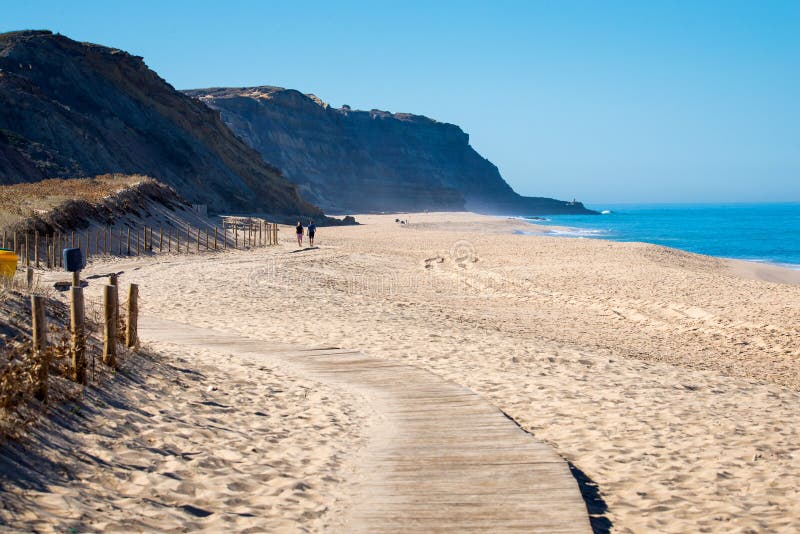 Chemin en bois sur le sable vers la mer Vacances et repos sur un concept de plage photographie stock Chemin en bois sur le sable vers la mer Vacances et repos sur un concept de plage photographie stock