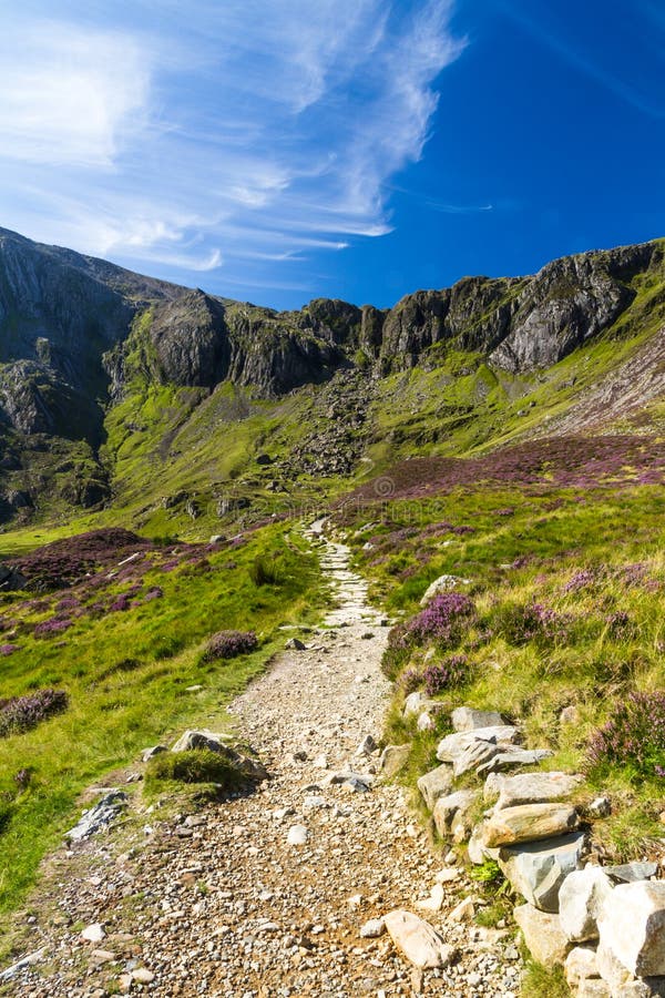 Chemin, lac et montagnes, Cwm Idwal et la cuisine de Devil’s photographie stock Chemin, lac et montagnes, Cwm Idwal et la cuisine de Devil’s photographie stock