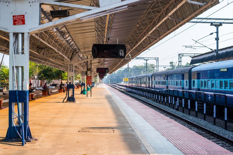 Chemins de fer indiens - gare ferroviaire d'Alleppey photographie stock libre de droits Chemins de fer indiens - gare ferroviaire d'Alleppey photographie stock libre de droits