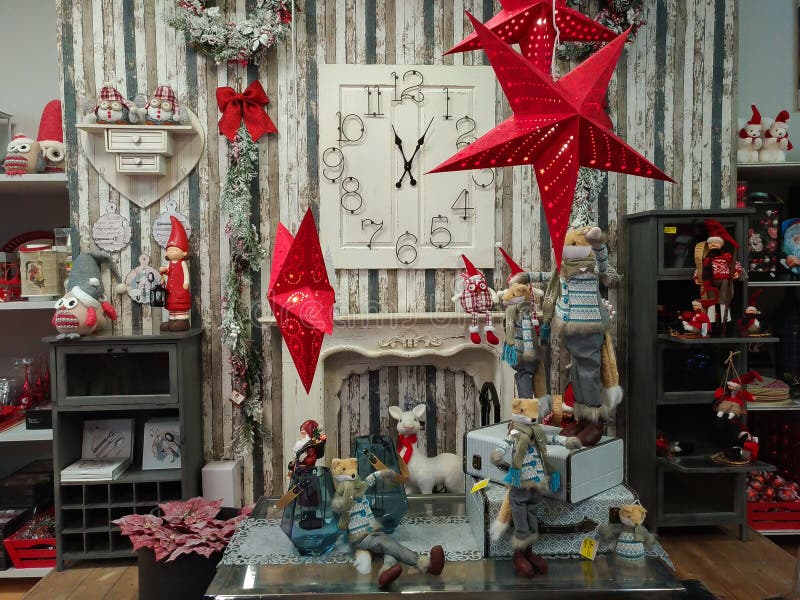 Cheminée avec des décorations de Noël et horloge au d'intérieur de la boutique de village de Santa Claus dans Terni photos libres de droits Cheminée avec des décorations de Noël et horloge au d'intérieur de la boutique de village de Santa Claus dans Terni photos libres de droits