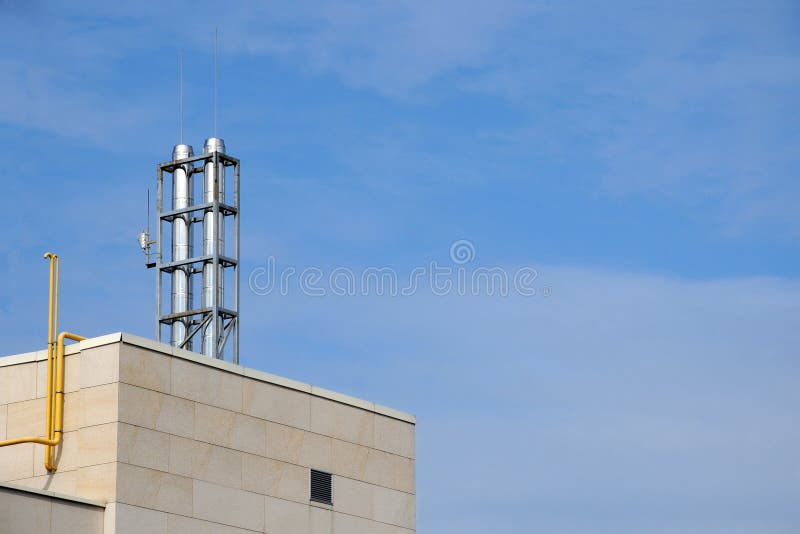 Cheminée moderne sur le toit de la maison de pointe images stock Cheminée moderne sur le toit de la maison de pointe images stock