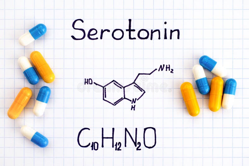 Chemische formule van Serotonine met sommige pillen stock foto Chemische formule van Serotonine met sommige pillen stock foto