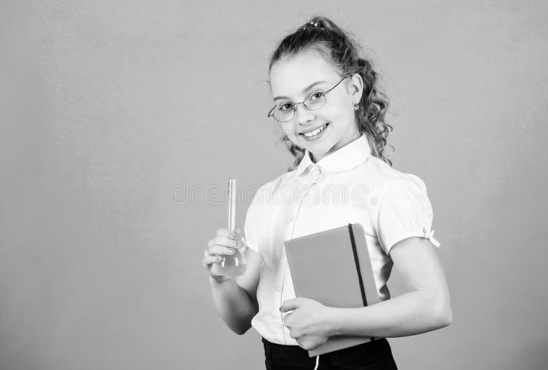 Chemische les Educatief experiment Scheikunde plezier Kennisdag Schoolgirl met kleurrijke chemische vloeistoffen heeft stock fotografie Chemische les Educatief experiment Scheikunde plezier Kennisdag Schoolgirl met kleurrijke chemische vloeistoffen heeft stock fotografie