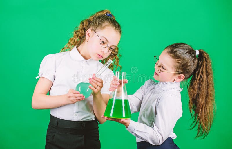 Chemische les Veel plezier met chemie Educatief experiment Scheikunde plezier Kennisdag Schoolgirl met royalty-vrije stock fotografie Chemische les Veel plezier met chemie Educatief experiment Scheikunde plezier Kennisdag Schoolgirl met royalty-vrije stock fotografie