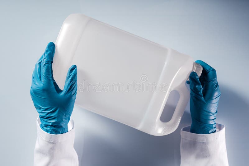 Chemische wetenschapper die witte plastic tankbus openen zonder etiket stock fotografie Chemische wetenschapper die witte plastic tankbus openen zonder etiket stock fotografie