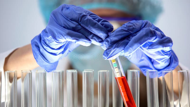 Chemischer Wissenschaftler, der Lackmuspapier-Reagenzglas, messendes pH-Niveau, Analyse setzt lizenzfreie stockfotos Chemischer Wissenschaftler, der Lackmuspapier-Reagenzglas, messendes pH-Niveau, Analyse setzt lizenzfreie stockfotos