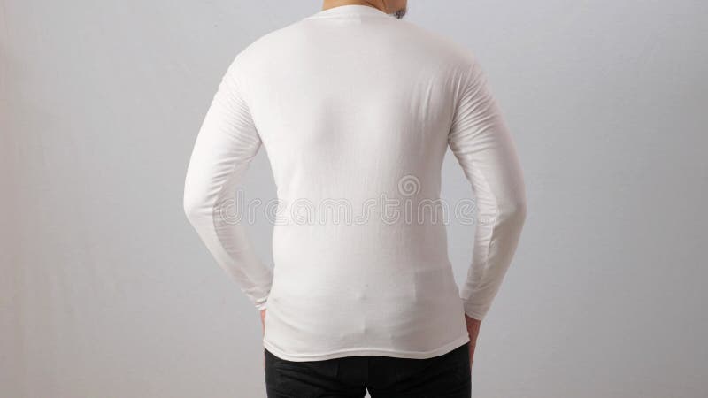 Chemise blanche à manches longues modèle vers le haut modèle arrière vue arrière asiatique homme porter un tee-shirt blanc clair i