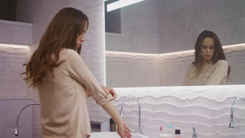 Chemise d'arrangement de femme d'affaires dans la salle de bains Le port à cheveux longs de dame se ferme