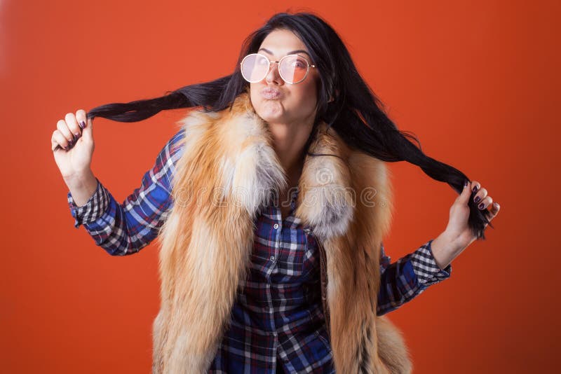 Chemise De Plaid D'usage De Pose De Jolie Femme Et Gilet Mod?les De  Fourrure Sur Le Fond Orange De Studio Photo stock - Image du fille, femme:  152302768