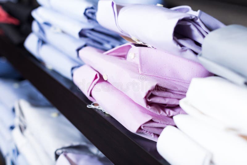 Chemises sur des shelfs dans le magasin d'habillement des hommes image libre de droits Chemises sur des shelfs dans le magasin d'habillement des hommes image libre de droits