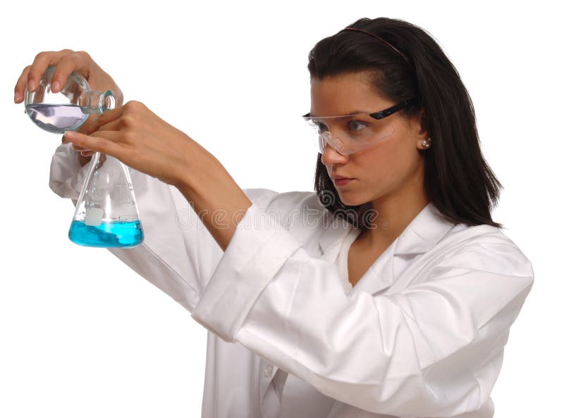 Mladá žena chemik sebe labcoat a bezpečnostné okuliare, miešanie roztokov na bielom pozadí.