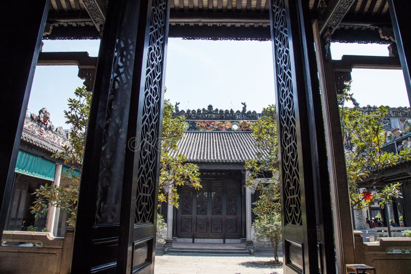 Chen Clan Academy, una atracción turística famosa en Guangdong, China, es una talla delicada y una estructura porta en los panele fotos de archivo libres de regalías Chen Clan Academy, una atracción turística famosa en Guangdong, China, es una talla delicada y una estructura porta en los panele fotos de archivo libres de regalías