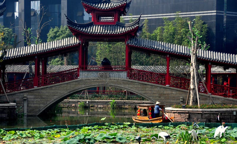 Chengdu, China: Puente cubierto y barco en Tan Water Town larga fotos de archivo Chengdu, China: Puente cubierto y barco en Tan Water Town larga fotos de archivo