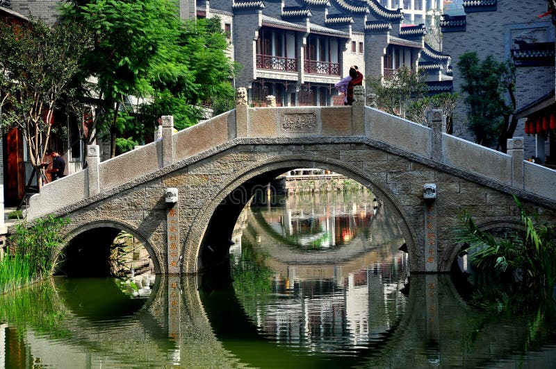 Chengdu, China: Puente de piedra en Tan Water Town larga foto de archivo Chengdu, China: Puente de piedra en Tan Water Town larga foto de archivo