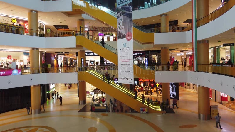 Chennai india 14 lrm 2021 : άνθρωποι που περπατούν για ψώνια στο εμπορικό κέντρο chennai. εμπορικό κέντρο εσωτερική θέα chennai vr