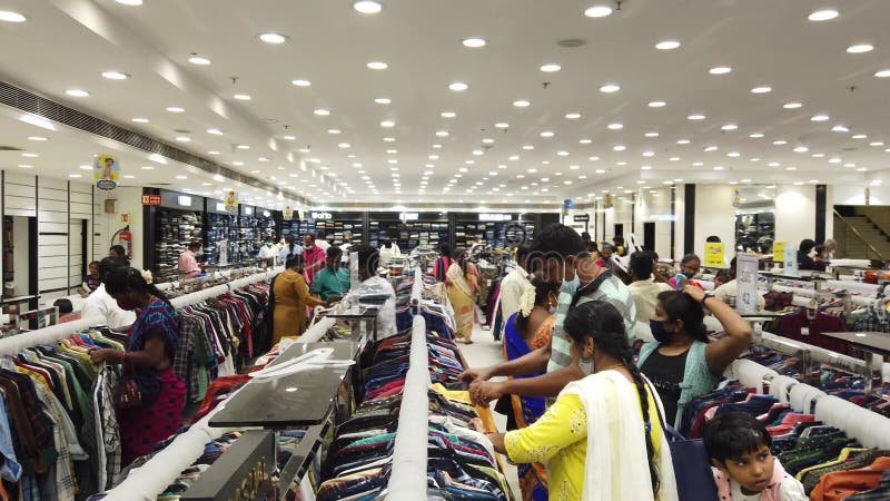 Chennai india lrm οκτωβρίου 17 lrm 2021 : οι κάτοικοι της νότιας ινδίας που ψωνίζουν ρούχα στο κατάστημα pothr στο tnagar chennai