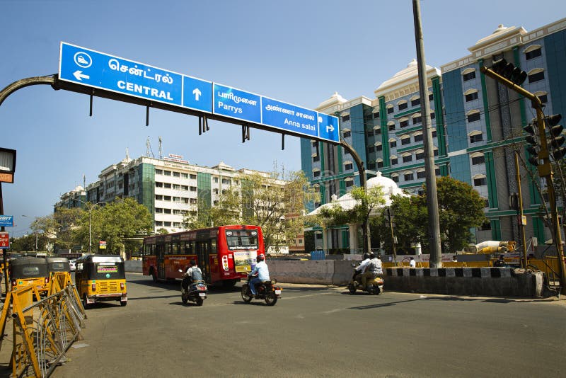 Chennai tamil nadu india auste 29 2020 : chennai street and address board som visar centrala parrys och anna salai royaltyfri fotografi