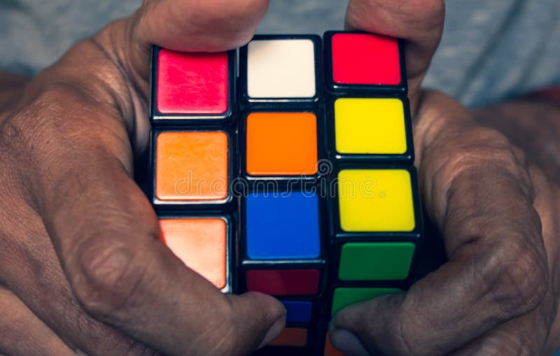 Chennai, Tamil Nadu / India - februari 2020: Persoon die de puzzel van de Rubiks kubus oplost