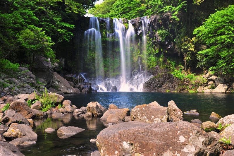 Cheonjiyeon Wasserfall in der Jeju-Insel lizenzfreies stockbild