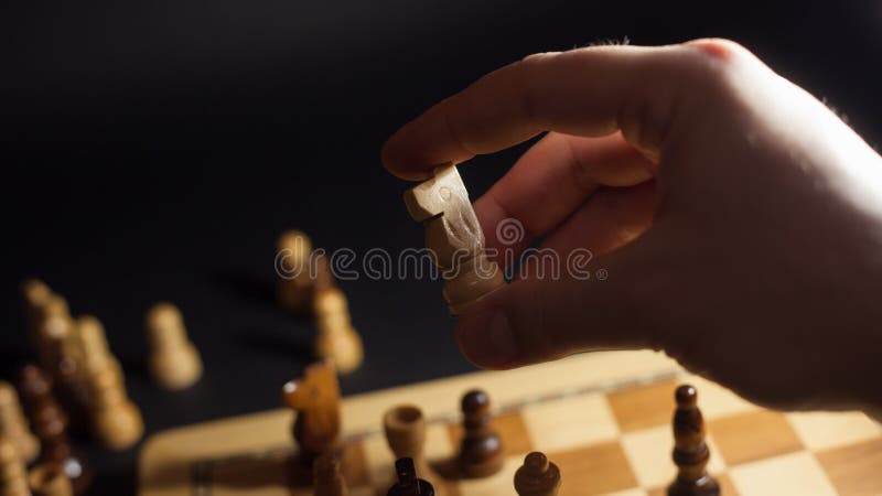 Jogo De Xadrez, Cheque Ou Xeque-mate, Corte Uma Figura, O Conceito De  Competição Nos Negócios. Peças De Xadrez Preto E Branco No Tabuleiro Foto  Royalty Free, Gravuras, Imagens e Banco de fotografias. Image 149814018