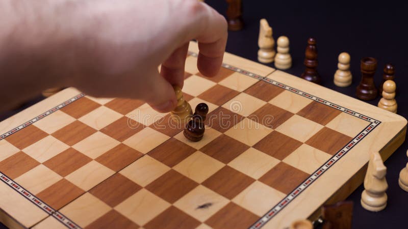 Cheque De Xadrez Ou Xeque-mate Corta Figura O Conceito De Competição Nos  Negócios. Foto de Stock - Imagem de placa, posto: 193531288