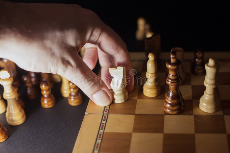 Cheque De Xadrez Ou Xeque-mate Corta Figura O Conceito De Competição Nos  Negócios Foto de Stock - Imagem de preto, inteligência: 195424678