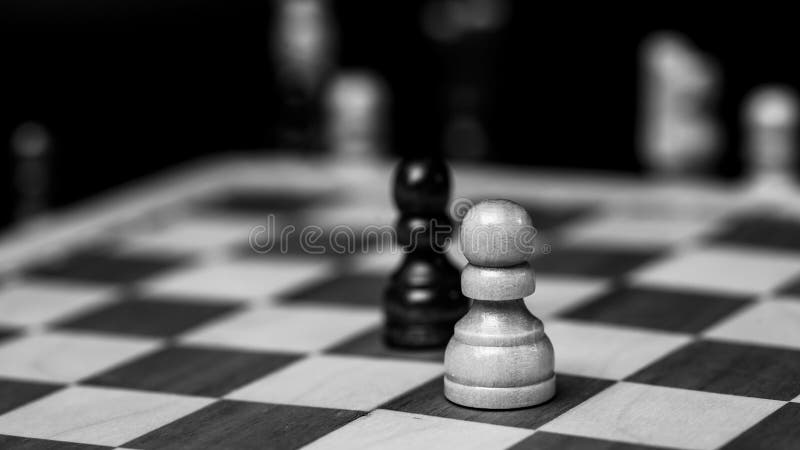 Jogo De Xadrez, Cheque Ou Xeque-mate, Corte Uma Figura, O Conceito De  Competição Nos Negócios. Peças De Xadrez Preto E Branco No Tabuleiro Foto  Royalty Free, Gravuras, Imagens e Banco de fotografias.