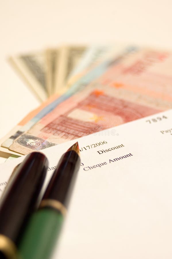 Cheque, dinero, pluma foto de archivo Cheque, dinero, pluma foto de archivo