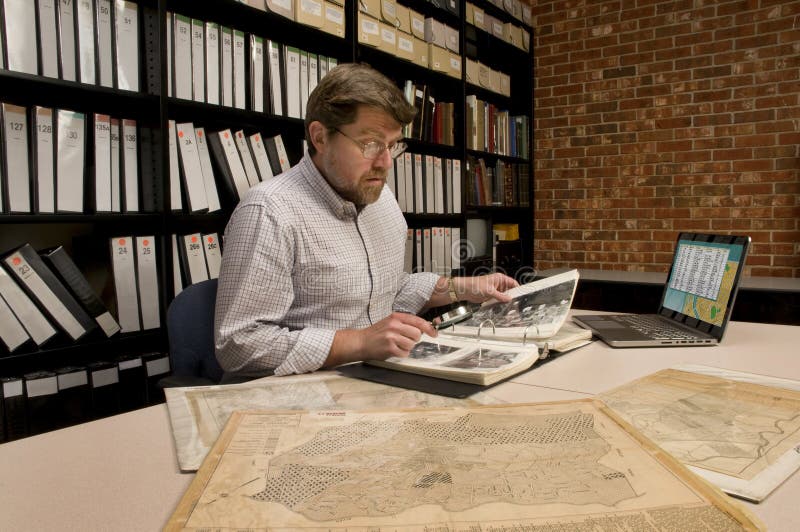Chercheur en cartes de examen d'archives et tout autre matériel archivistique