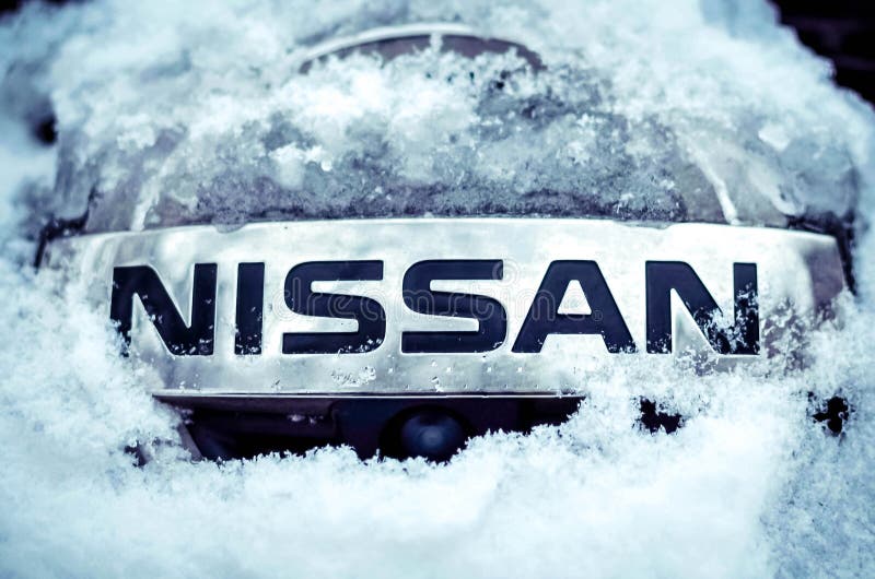CHEREPOVETS, RUSSIE - 28 JANVIER 2018 : Plan rapproché de logo de Nissan dans la neige sur une voiture photographie stock CHEREPOVETS, RUSSIE - 28 JANVIER 2018 : Plan rapproché de logo de Nissan dans la neige sur une voiture photographie stock