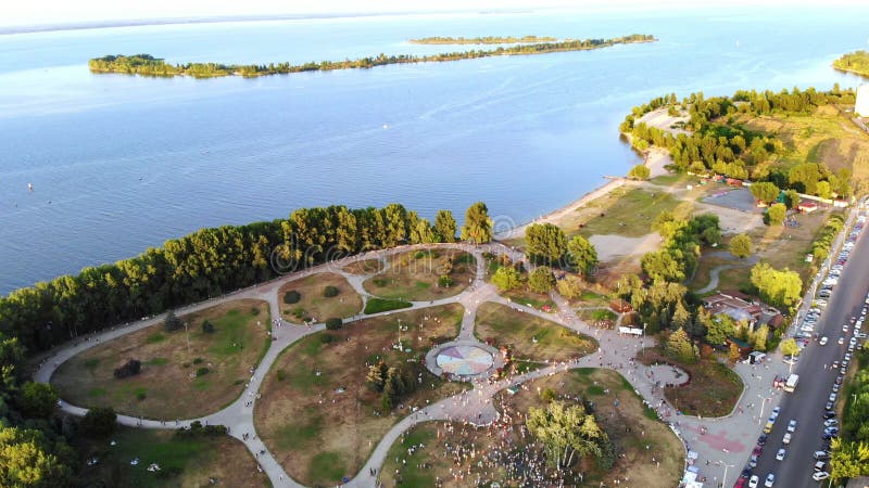 CHERKASY, UCRÂNIA - 24 DE AGOSTO DE 2018: o vídeo aéreo com zangão, a celebração do Dia da Independência, muitos povos anda dentr