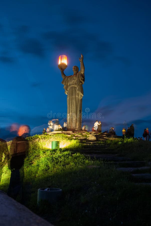 Cherkasy, Ucrânia - 1º de junho de 2013: Monumento do ` s da guerra no monte da glória imagens de stock royalty free Cherkasy, Ucrânia - 1º de junho de 2013: Monumento do ` s da guerra no monte da glória imagens de stock royalty free