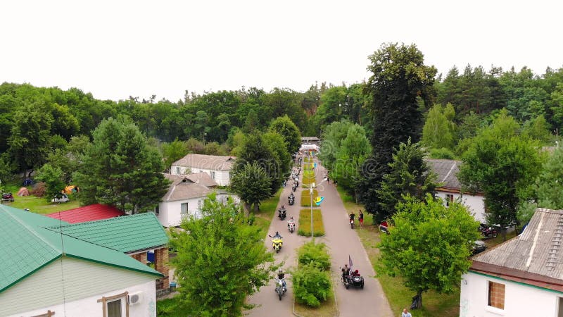 Cherkasy ukraine agosto 6 2020 : grupo de motociclistas ao longo da estrada na cidade. reunião de motociclistas