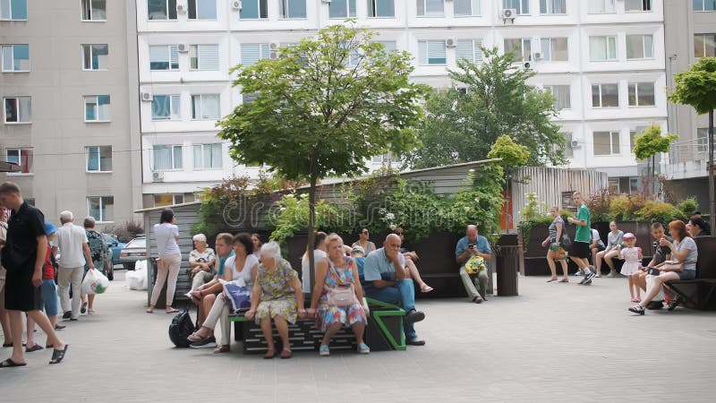 Cherkasy ukraine julho 2022 : muitas pessoas estão sentadas em bancadas na rua. fila perto do centro do voluntário