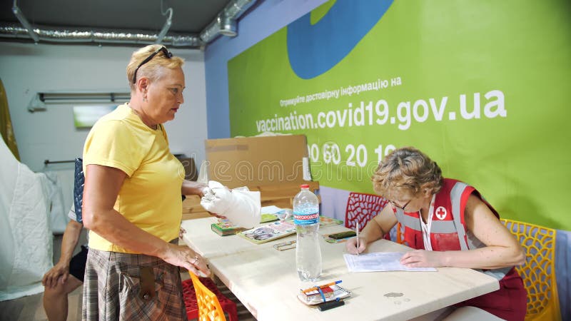 Cherkasy ukraine julho 2022 : voluntários crus vermelhos estão distribuindo ajuda humanitária para idosos com