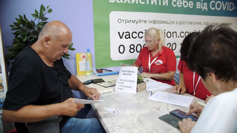 Cherkasy ukraine julho 2022 : voluntários crus vermelhos estão distribuindo ajuda humanitária para idosos com