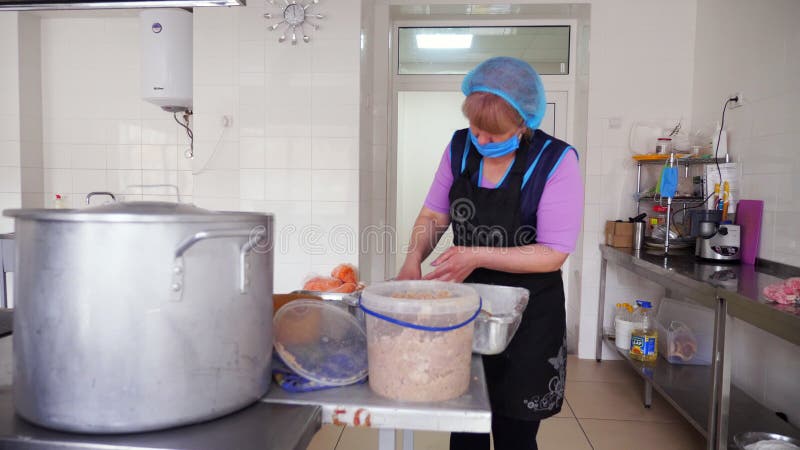 Cherkasy Ukraine kann 18 2020 : Freiwillige kocht öffentlich Küche, um Lebensmittel für die armen Obdachlose während zu teilen.