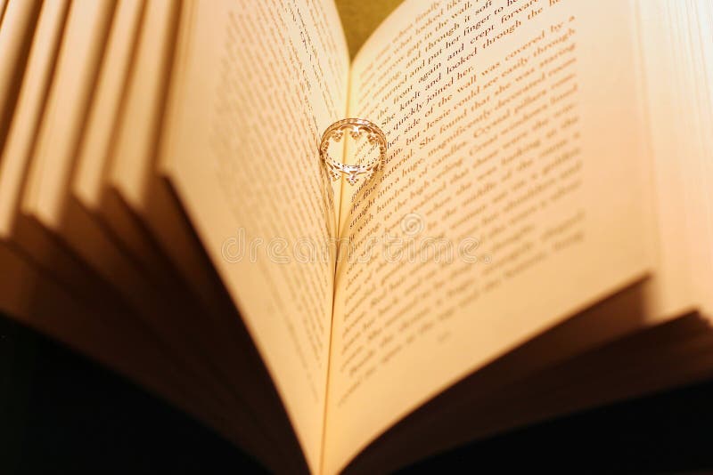 Chernihiv, de Oekraïne - Mei 9, 2019: Ring in een boek Ringskroon stock foto's Chernihiv, de Oekraïne - Mei 9, 2019: Ring in een boek Ringskroon stock foto's